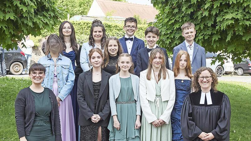 Die Konfirmandinnen und Konfirmanden, hintere Reihe von links: Emilia Hirskorn, Mila Wachter, Jonas Viernekäs, Julius Bär, Nico Aschenbrenner; vordere Reihe von links: Laura Bomblies (Dekanatsjugendreferentin), Lara-Marie Wulkesch, Mia Schott, Ali... Die Konfirmandinnen und Konfirmanden, hintere Reihe von links: Emilia Hirskorn, Mila Wachter, Jonas Viernekäs, Julius Bär, Nico Aschenbrenner; vordere Reihe von links: Laura Bomblies (Dekanatsjugendreferentin), Lara-Marie Wulkesch, Mia Schott, Ali...