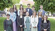 Die Konfirmandinnen und Konfirmanden, hintere Reihe von links: Emilia Hirskorn, Mila Wachter, Jonas Viernek&auml;s, Julius B&auml;r, Nico Aschenbrenner; vordere Reihe von links: Laura Bomblies (Dekanatsjugendreferentin), Lara-Marie Wulkesch, Mia Schott, Ali...
