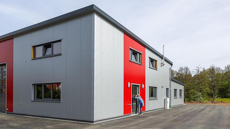 Ein Feuerwehrgeb&auml;ude, das alle Normen erf&uuml;llt. Rechts die Stellpl&auml;tze f&uuml;r die Privat-Pkws der Feuerwehrleute, links im Geb&auml;ude die Halle f&uuml;r die Einsatzfahrzeuge, rechts oben Lagerraum, darunter die notwendigen Funktionsr&auml;ume.