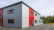 Ein Feuerwehrgeb&auml;ude, das alle Normen erf&uuml;llt. Rechts die Stellpl&auml;tze f&uuml;r die Privat-Pkws der Feuerwehrleute, links im Geb&auml;ude die Halle f&uuml;r die Einsatzfahrzeuge, rechts oben Lagerraum, darunter die notwendigen Funktionsr&auml;ume.