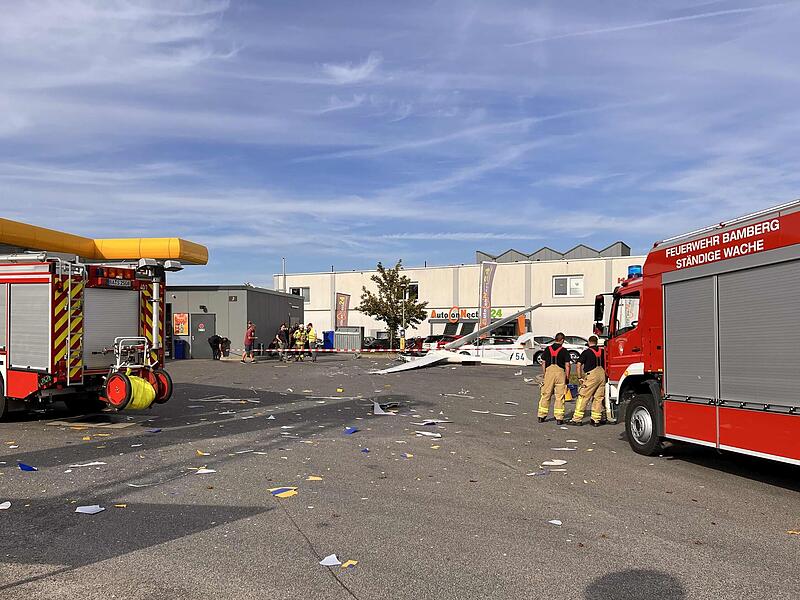Das Flugzeug ist auf den Vorplatz der Tankstelle gestürzt  und beschädigte dabei auch zwei Fahrzeuge.