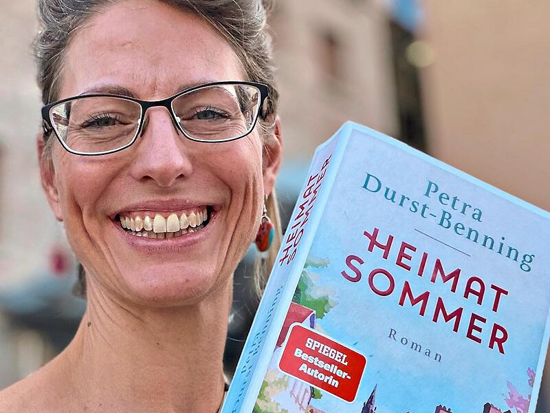Die Mitarbeiterin der Stadtbücherei Höchstadt Rebekka Ludwig empfiehlt „Heimatsommer“. Die Mitarbeiterin der Stadtbücherei Höchstadt Rebekka Ludwig empfiehlt „Heimatsommer“.