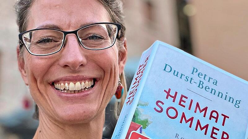 Die Mitarbeiterin der Stadtb&uuml;cherei H&ouml;chstadt Rebekka Ludwig empfiehlt &bdquo;Heimatsommer&ldquo;.