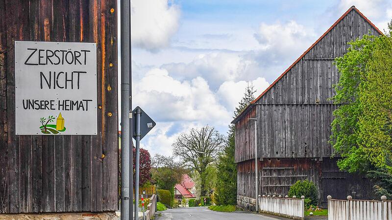 Plakate und Transparente gegen das Lidl-Lager sind in Stadelhofen allgegenwärtig. Zwei Drittel der Einwohner haben auch eine entsprechen Liste unterschrieben.