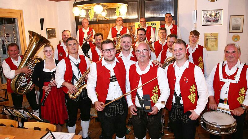 Johannes Wandler (Mitte) gab den Dirigentenstab der Winzerkapelle R&ouml;delsee an seinen ehemaligen Sch&uuml;ler Tobias Grubert (links davon) weiter. Dankbarkeit und Freude dar&uuml;ber zeigte auch Vorsitzender Tobias Wandler (rechts neben seinem Vater).