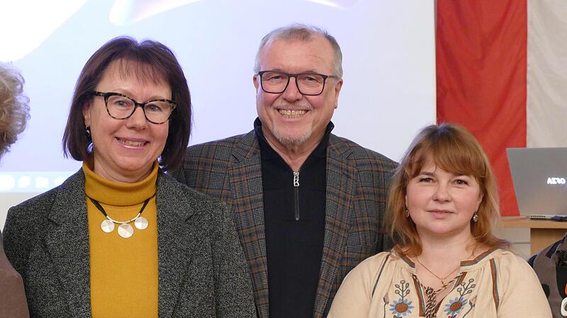 Olena Vojcyk (rechts) ist auf Einladung von Stadtrat Gerhard Seitz nach Bamberg gekommen, was die Stadt &ndash;  vertreten durch Brigitte Riegelbauer &ndash;  mit dem Ukraineabend im Spiegelsaal aufgriff.
