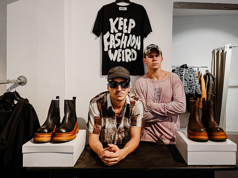 The-Showroom-Inhaber Keanu Chhahira (l.) betreibt den Modeladen in Bamberg gemeinsam mit seinem Kumpel Benedikt B.
