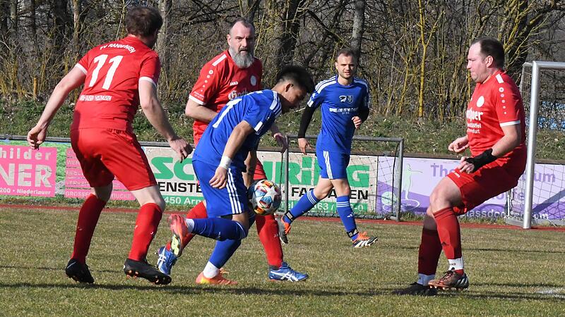 Unser Bild zeigt Mortaza Ansari (am Ball) von der SG Großwenkheim/Münnerstadt II auf dem Weg zum 1:0. Peter Hahn (von links), Tino Enders sowie Rene Erhard können nicht mehr entscheidend eingreifen. Am Ende gewann die SG klar mit 5:0.