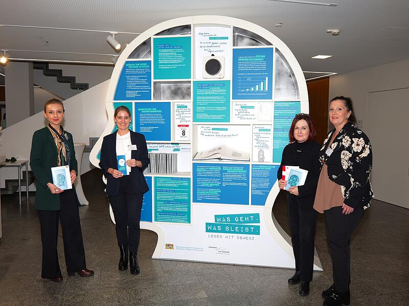 Demenz-Ausstellung  im Landratsamt Kulmbach: Unser Bild zeigt (von links)  Annekatrin Tauer und Ina Adamek (beide Gesundheitsregion plus), Christina Flauder (weitere Stellvertreterin des Landrats) und Dr. Nataša Luz (Leiterin des Staatlichen Gesundheitsamtes Kulmbach).