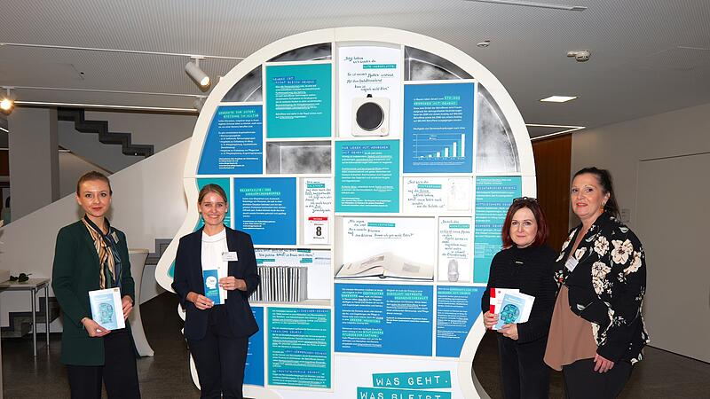 Demenz-Ausstellung  im Landratsamt Kulmbach: Unser Bild zeigt (von links)  Annekatrin Tauer und Ina Adamek (beide Gesundheitsregion plus), Christina Flauder (weitere Stellvertreterin des Landrats) und Dr. Nata&scaron;a Luz (Leiterin des Staatlichen Gesundheitsamtes Kulmbach).