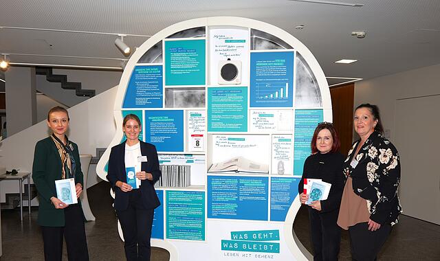 Demenz-Ausstellung Landratsamt Kulmbach Demenz-Ausstellung im Landratsamt Kulmbach: Unser Bild zeigt (von links) Annekatrin Tauer und Ina Adamek (beide Gesundheitsregion plus), Christina Flauder (weitere Stellvertreterin des Landrats) und Dr. Nataša Luz (Leiterin des Staatlichen Gesundheitsamtes Kulmbach).