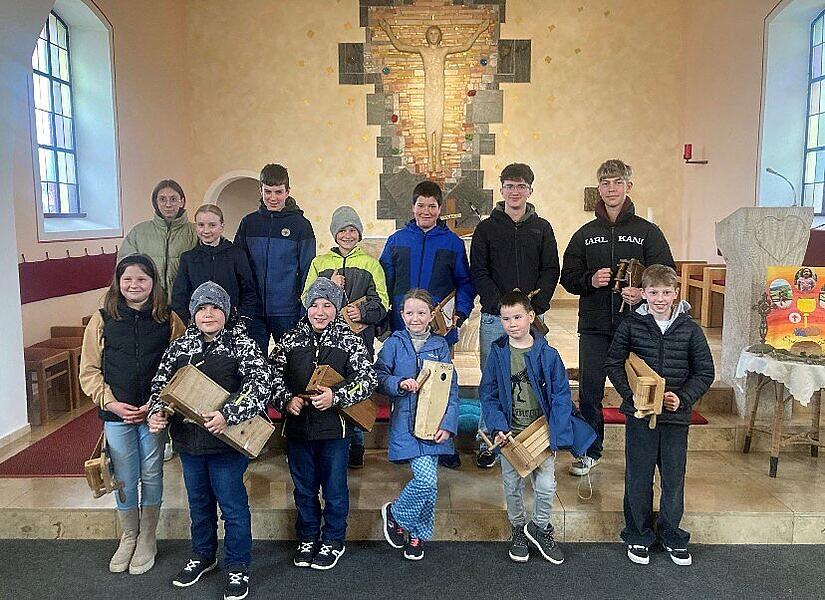 Die Kehlbacher Ministranten ziehen mit ihren Raschpeln durch den Ort