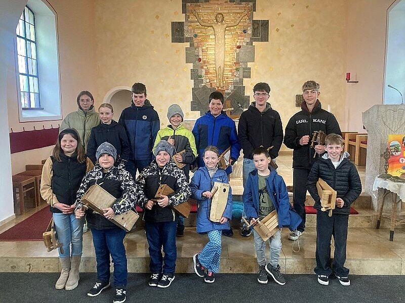 Die Kehlbacher Ministranten ziehen mit ihren Raschpeln durch den Ort