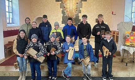 Die Kehlbacher Ministranten ziehen mit ihren Raschpeln durch den Ort