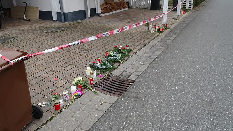 Weisendorf trauert nach grausiger BluttatBilder der Trauer: Weisendorf gedenkt der Toten Blumen, Kerzen und Kuscheltiere erinnern in Weisendorf an die Familientragödie am Dreikönigstag.
