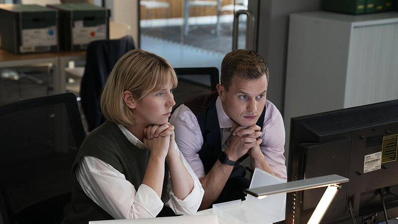 Karen (Lauren Lyle) und ihr Kollege Jason Murray (Chris Jenks) sind Rosies Mörder auf der Spur.