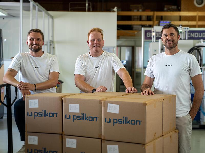 Hinter gepackten Kartons in der Produktionshalle stehen von links: Steffen Metz, Philipp Metz und Patrick Buberl.