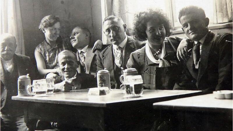 Am Biertisch vom Frankenheim: ganz links Bäckermeister und Wirt Hans Herold. Bis zu seinem Tod 1964 betreibt er das Traditionslokal. Am Biertisch vom Frankenheim: ganz links Bäckermeister und Wirt Hans Herold. Bis zu seinem Tod 1964 betreibt er das Traditionslokal.