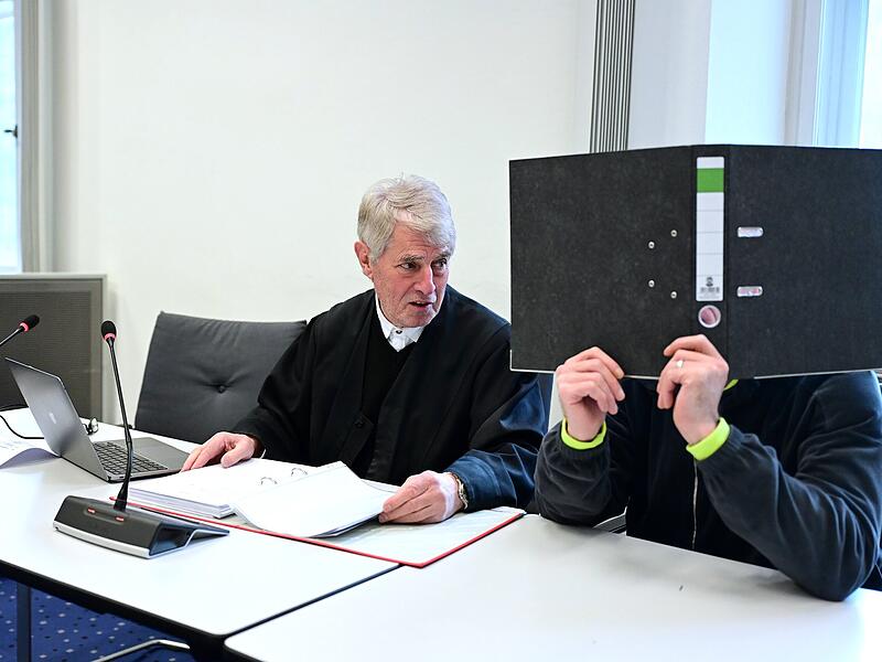 Rechtsanwalt Stephan Bonell aus Leipzig und der Angeklagte kurz vor Prozessbeginn