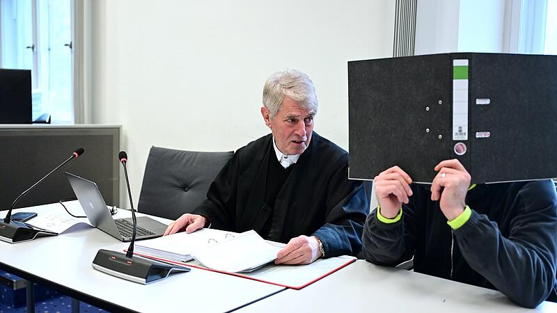 Landgericht Bamberg Schwerer sexueller Kindesmissbrauch durch Stiefvater Rechtsanwalt Stephan Bonell aus Leipzig und der Angeklagte kurz vor Prozessbeginn