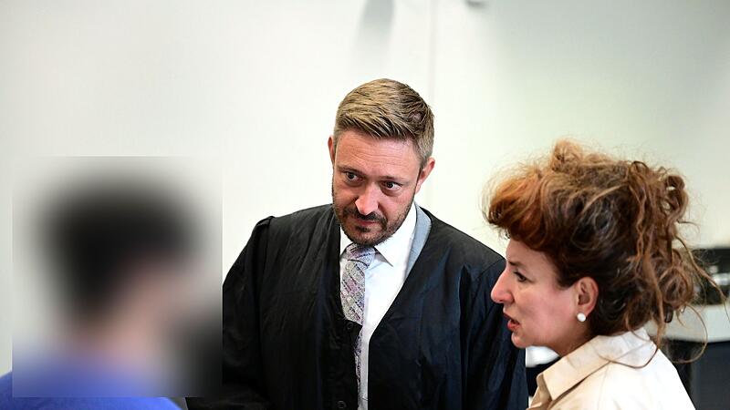 Landgericht Bamberg Schlägerei Rumänische Bauarbeiter Strullendorf Messer Einer der rumänischen Angeklagten, sein Rechtsanwalt Maximilian Glabasnia aus Bamberg und eine Dolmetscherin