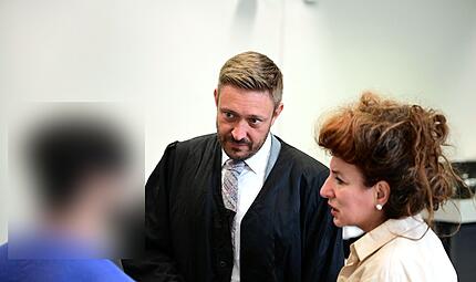 Einer der rum&auml;nischen Angeklagten, sein Rechtsanwalt Maximilian Glabasnia aus Bamberg und eine Dolmetscherin