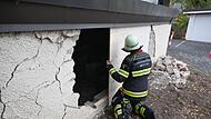 Gestohlenes Leihauto kracht in Garagenwand