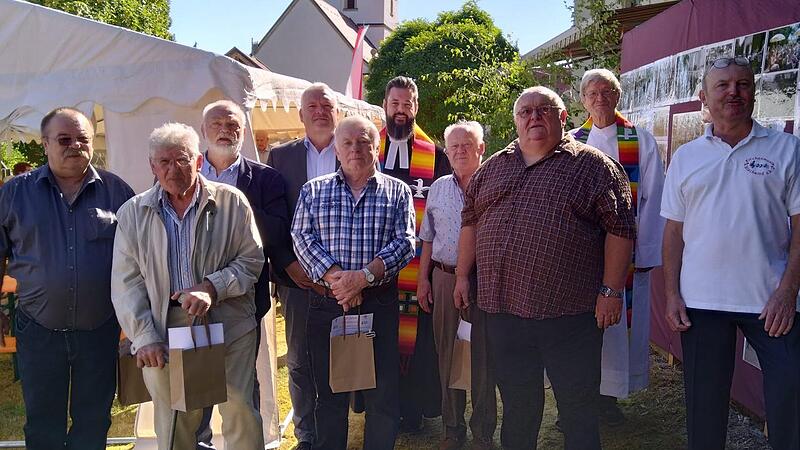 Albert Schmitt, Franz Appel, Herbert Schineller und Werner Kuhn (vorne von links) ehrte Vorsitzender Bernhard Dietz. Sie sind 50 bzw. 25 Jahre dabei. Hinten: Linus Dietz, Jürgen Hennemann, Michael Thiedmann, Adolf Lehnert und Alfons Blüml.