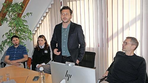 Felix Banaszak, Bundesvorsitzender von Bündnis 90/Die Grünen, informierte sich bei den Stadtwerken Haßfurt über das kommunale Engagement im Bereich erneuerbarer Energien. Felix Banaszak, Bundesvorsitzender von Bündnis 90/Die Grünen, informierte sich bei den Stadtwerken Haßfurt über das kommunale Engagement im Bereich erneuerbarer Energien.