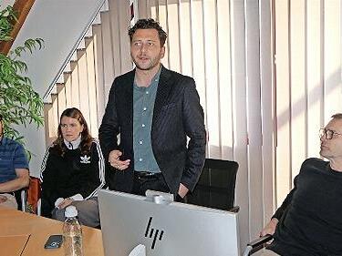 Felix Banaszak, Bundesvorsitzender von B&uuml;ndnis 90/Die Gr&uuml;nen, informierte sich bei den Stadtwerken Ha&szlig;furt &uuml;ber das kommunale Engagement im Bereich erneuerbarer Energien.