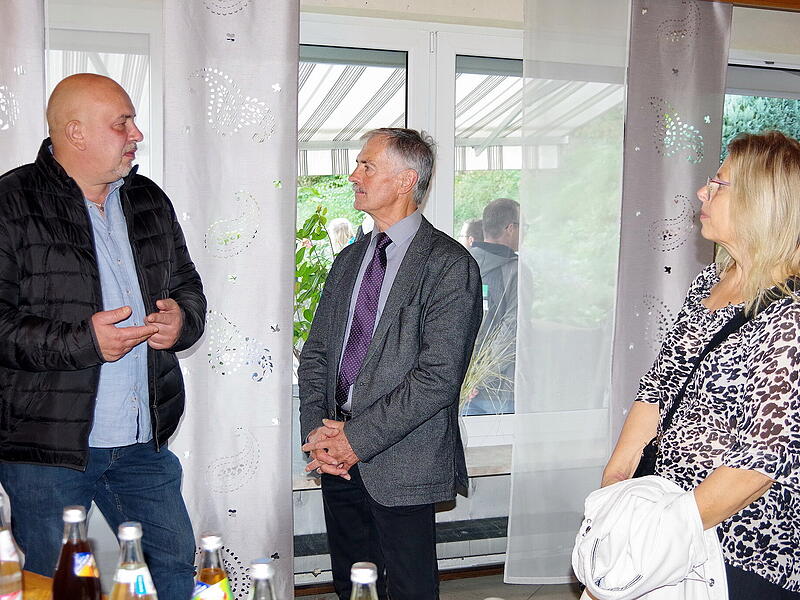 Zweiter Bürgermeister Gerhard Eidelloth (Mitte) im Gespräch mit conneXX-Geschäftsführer Michael Donarski und Claudia Beitzinger (Hausverwaltung).