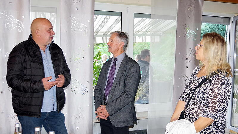 Zweiter B&uuml;rgermeister Gerhard Eidelloth (Mitte) im Gespr&auml;ch mit conneXX-Gesch&auml;ftsf&uuml;hrer Michael Donarski und Claudia Beitzinger (Hausverwaltung).