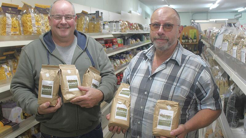 Sein eigenes Mehl verkauft Bio-Bauer Holger Lenz (links) vor Ort im Abtswinder Kräuterladen von Norbert Kaulfuß. Sein eigenes Mehl verkauft Bio-Bauer Holger Lenz (links) vor Ort im Abtswinder Kräuterladen von Norbert Kaulfuß.