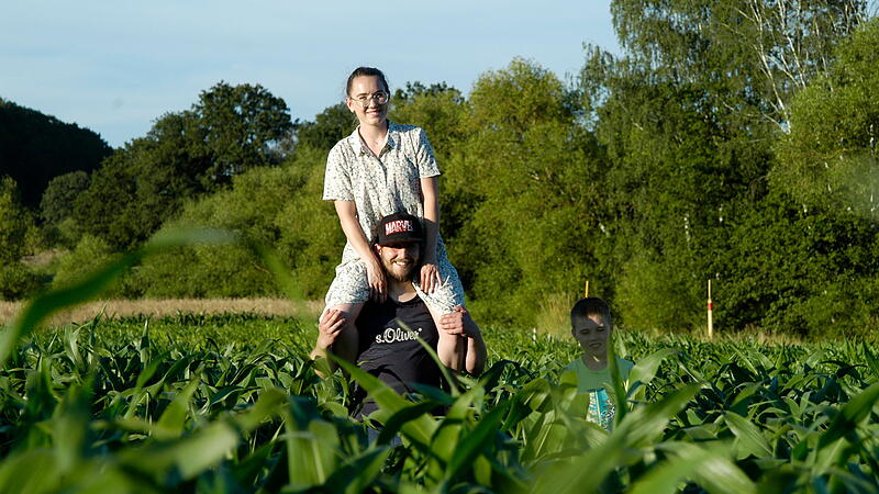 So beh&auml;lt man im Maislabyrinth den &Uuml;berblick: Jannis Ke&szlig;ler mit Partnerin Eva Schiffner.