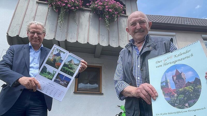 Hans Gaschbauer (rechts) und B&uuml;rgermeister German Hacker zeigen den Kalender.