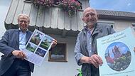 Hans Gaschbauer (rechts) und Bürgermeister German Hacker zeigen den Kalender.