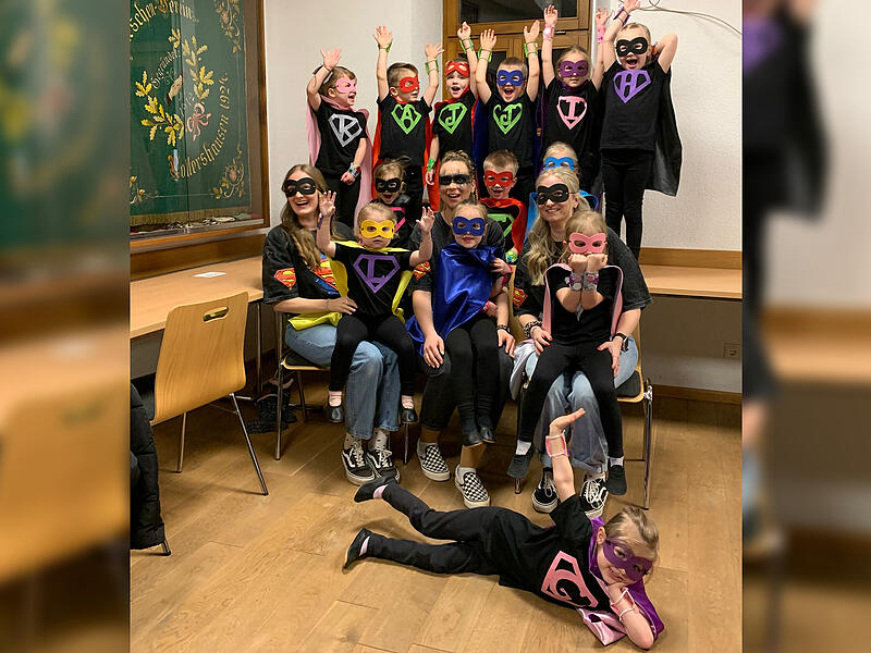 Tanzgruppe Minis: Superhelden