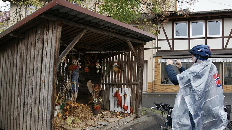 Die Ortsverschönerung - wie hier das von Daniela Rubi geschmückte Hüttchen am Marktplatz - soll auch Ziel des wiederbelebten Kulturvereins in Zeitlofs sein. Altbürgermeister Wilhelm Friedrich will die Reaktivierung vorantreiben. Foto: Steffen Sta... Die Ortsverschönerung - wie hier das von Daniela Rubi geschmückte Hüttchen am Marktplatz - soll auch Ziel des wiederbelebten Kulturvereins in Zeitlofs sein. Altbürgermeister Wilhelm Friedrich will die Reaktivierung vorantreiben. Foto: Steffen Sta...