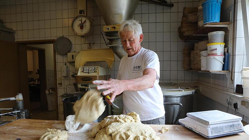 Werner Roppelt backt seit Jahren allein, einen Lehrling findet er nicht.Forchheim & Fr&auml;nkische Schweiz