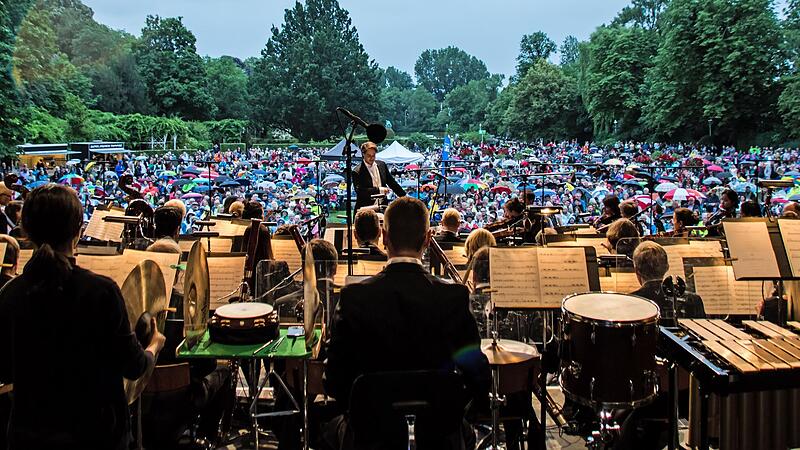 Zeit der Regenschirme: Tausende fanden bei wechselhaftem Wetter den Weg in den Rosengarten.