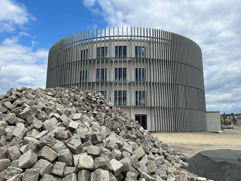 Globe Coburg Das Globe ist die Interimsspielstätte des Landestheaters Coburg. Zurzeit wird das Umfeld gestaltet.