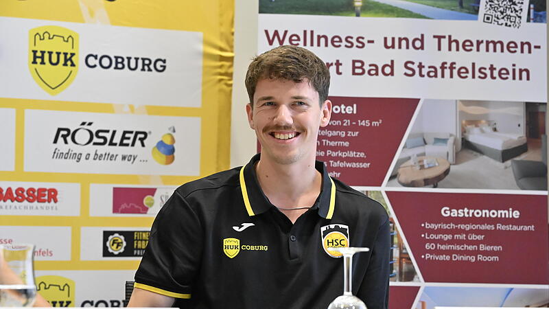 Sven We&szlig;eling bei der Auftakt-PK 2026/27 des HSC 2000 Coburg.