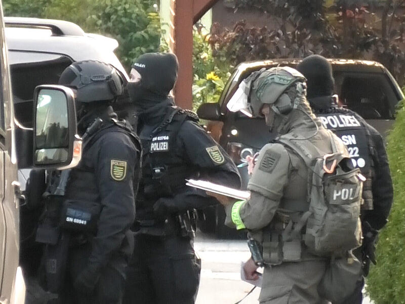 Im Sommer 2025 haben Spezialeinsatzkräfte ein Einfamilienhaus in Sachsen gestürmt (Foto). Insgesamt fanden acht Durchsuchungen statt – darunter auch ein Ort im westlichen Kreis Forchheim.