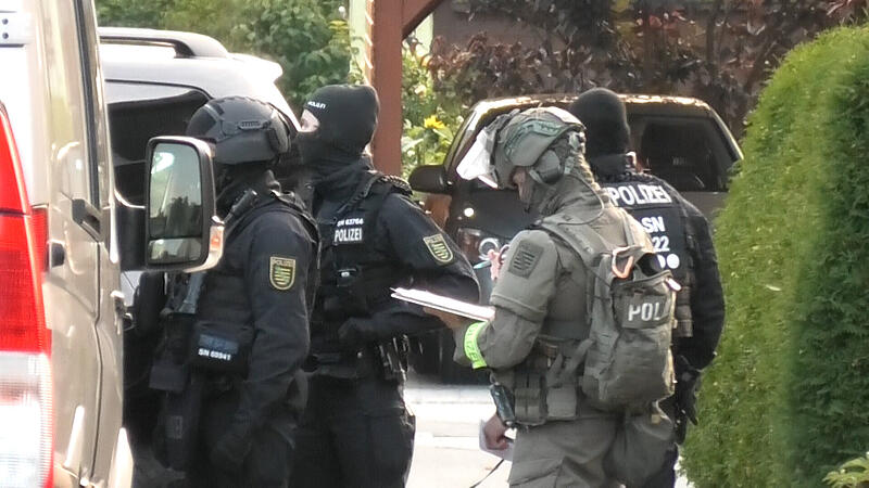 Im Sommer 2025 haben Spezialeinsatzkr&auml;fte ein Einfamilienhaus in Sachsen gest&uuml;rmt (Foto). Insgesamt fanden acht Durchsuchungen statt &ndash; darunter auch ein Ort im westlichen Kreis Forchheim.