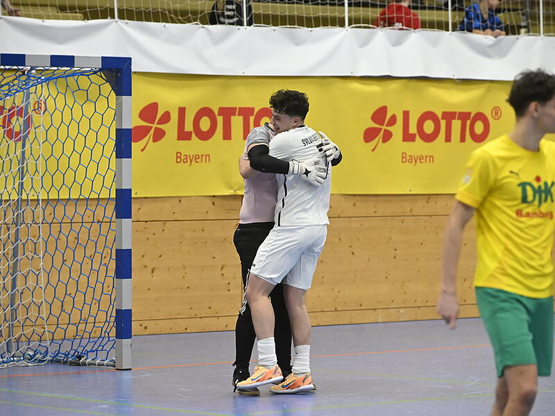 Freude bei den Ebersdorfern: Florian Seiler herzt Keeper und Sechsmeterkiller Uwe Knauer.
