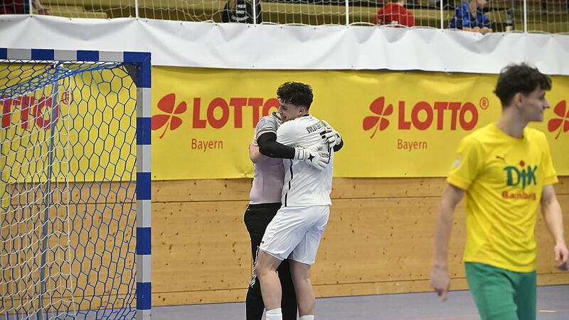 Freude bei den Ebersdorfern: Florian Seiler herzt Keeper und Sechsmeterkiller Uwe Knauer.