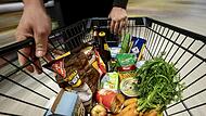 Einkaufen im Supermarkt Weil er einen Supermarkt in Heßdorf um tausende Euro gebracht hat, ist ein Mann aus Ansbach am 10. September am Amtsgericht in Erlangen verurteilt worden. (Symbolbild)