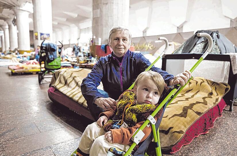 Zinaida (67 Jahre) und ihr einj&auml;hriger Enkel Dimitri lebten fast drei Monate lang in einer Metro-Station.