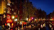 Statt im Bezirk „De Wallen“ soll ein neues Erotikzentrum außerhalb der Amsterdamer City entstehen. Diesen Plan finden aber nicht alle gut.