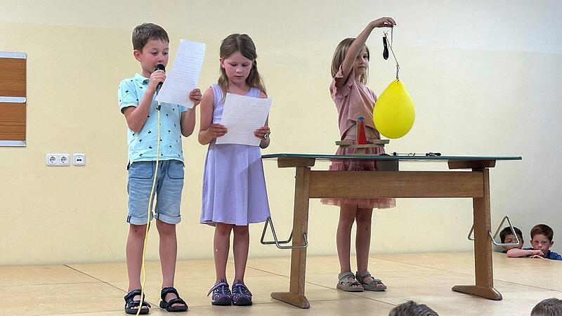 Maximilian Pflug, Sophia Hofmann, Elin Herliz pr&auml;sentieren die Luftballonwaage: Luft hat Gewicht.